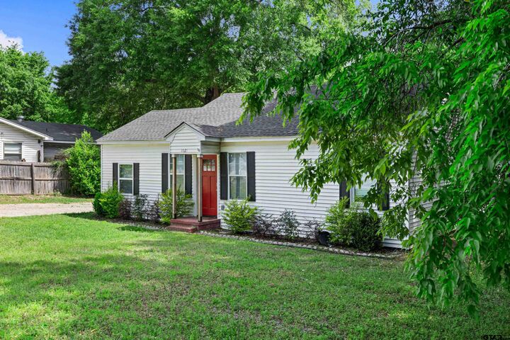 Property Photo: 1021 N Montgomery St TX 75644