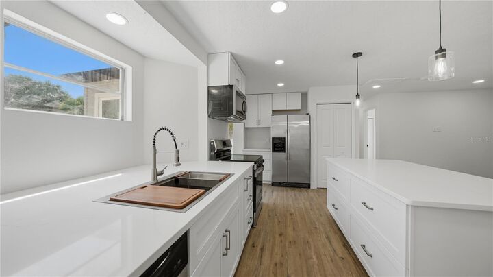 Property Photo: 561 Yale Road FL 34293