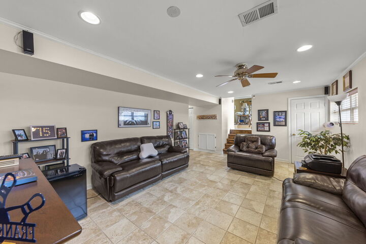Property Photo:  