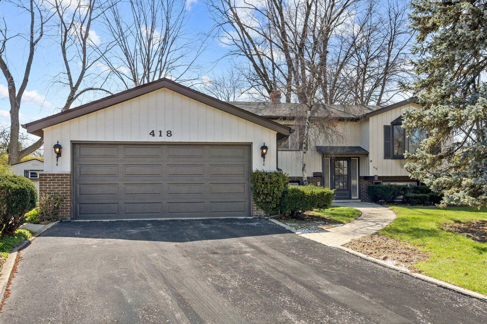 Property Photo: 418 N Lancers Drive IL 60101