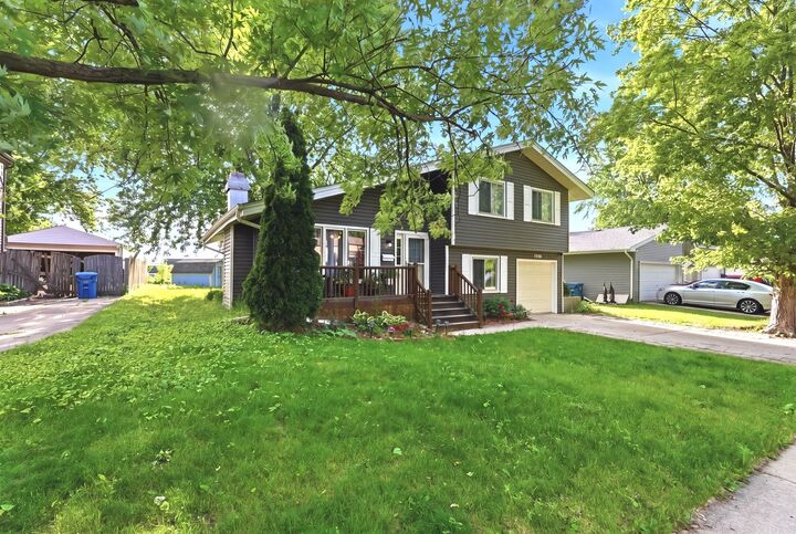 Property Photo: 1240 Foxcroft Drive IL 60506