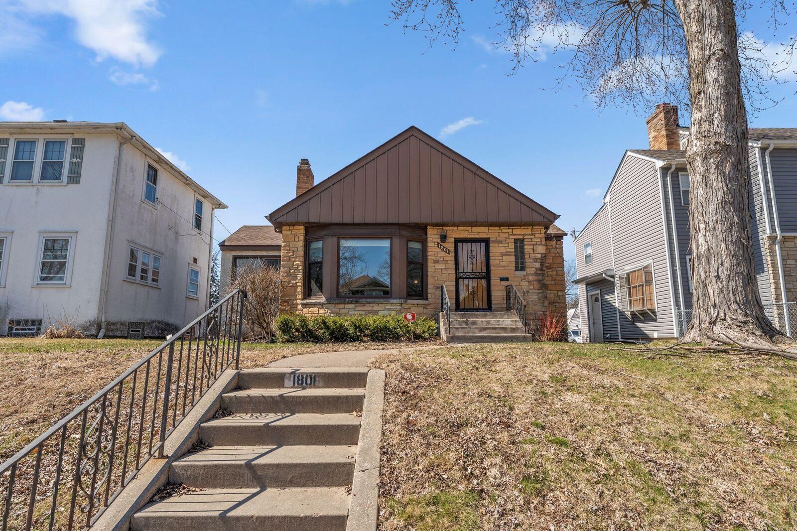 Property Photo:  1801 Oliver Avenue N  MN 55411 