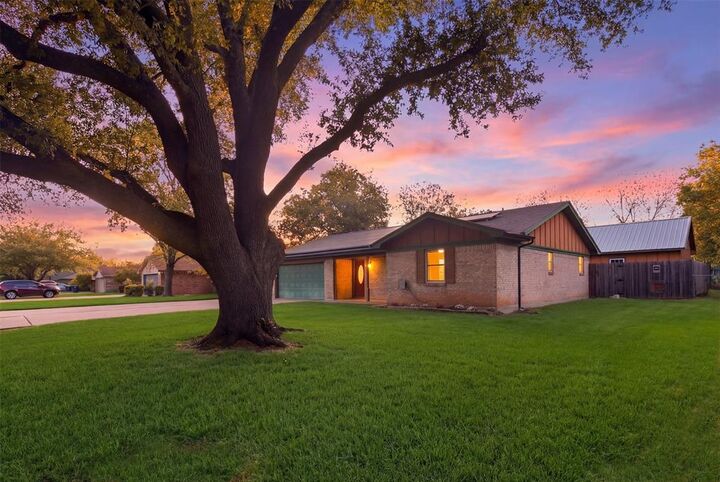Property Photo:  1018 Princeton Place  TX 76033 