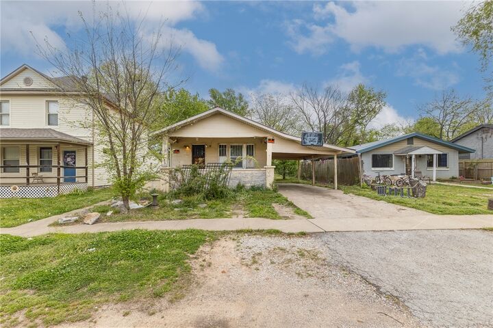 Property Photo:  605 S Maxwell Street  AR 72761 