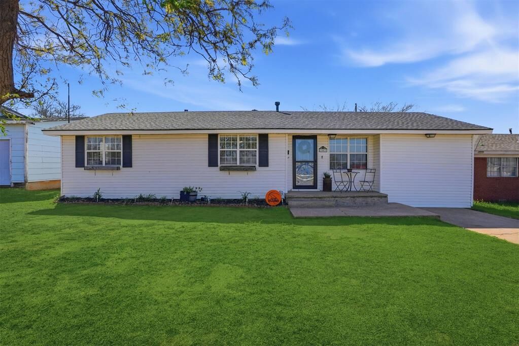 Property Photo:  1003 N Hightower Street  OK 73521 