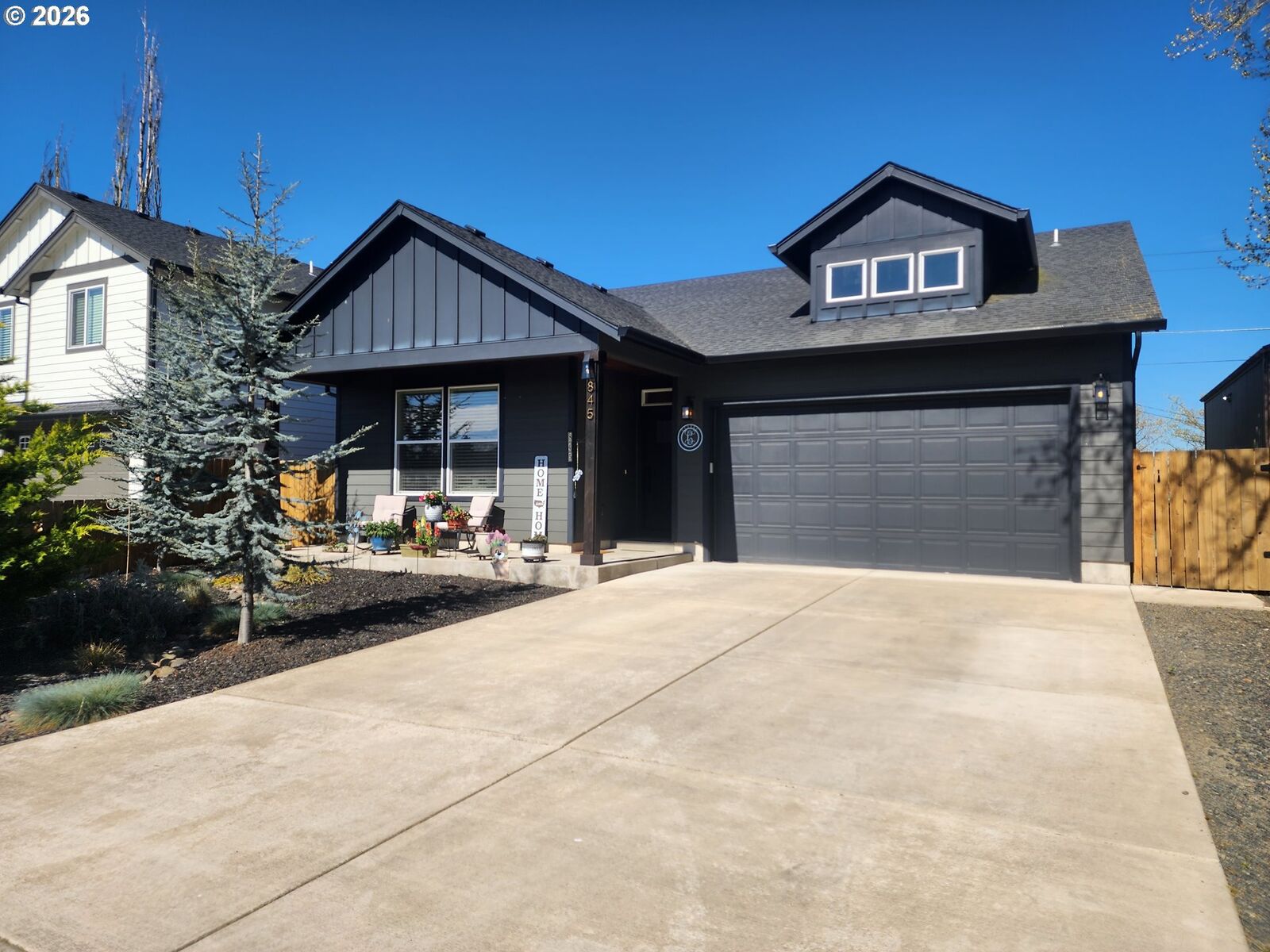 Property Photo:  845 1st St  OR 97026 