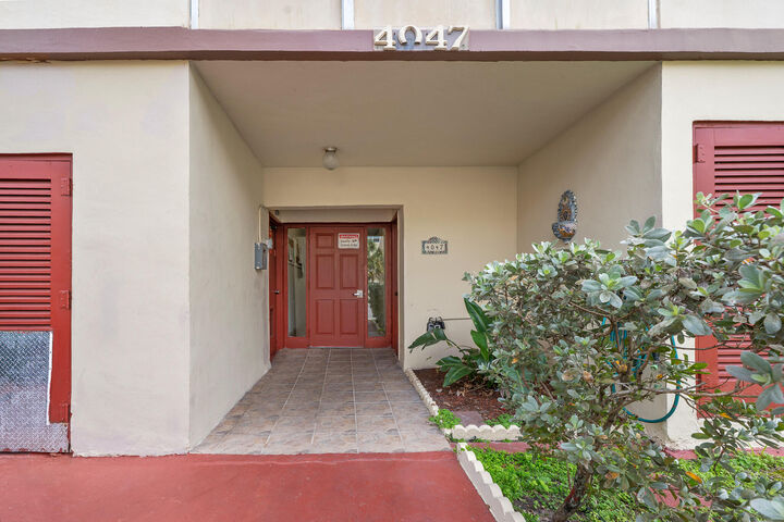 Property Photo:  4047 NW 16th Street 206  FL 33313 
