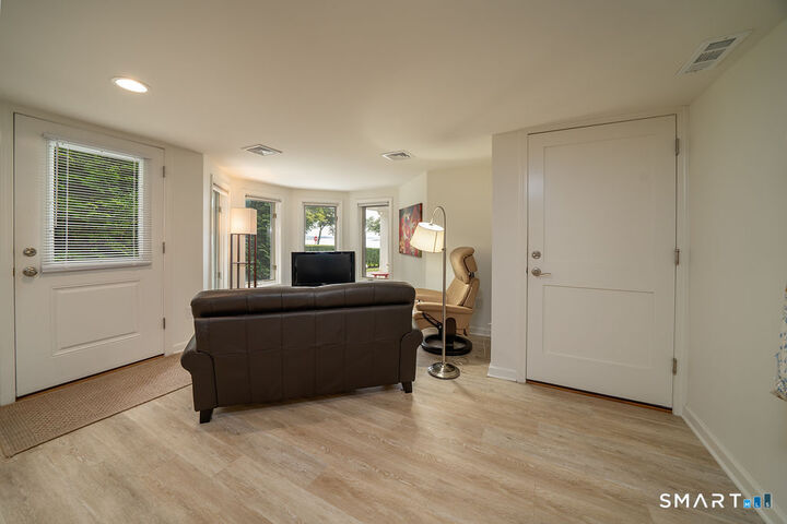 Property Photo:  133 Linden Avenue Apt B  CT 06405 