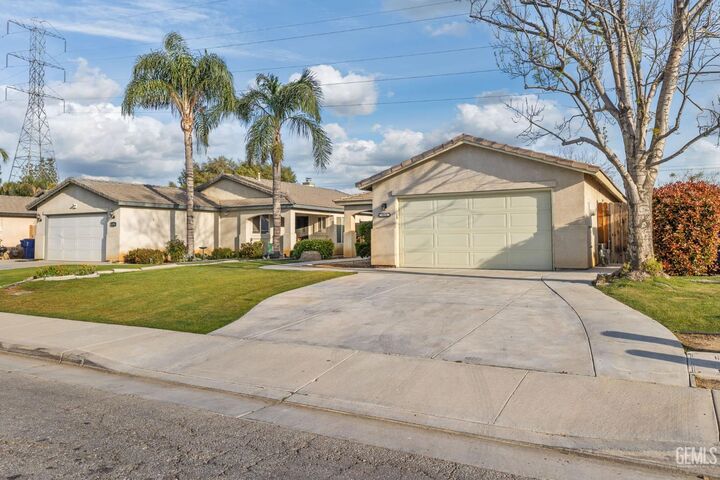 Property Photo:  5918 Potenza Lane  CA 93308 