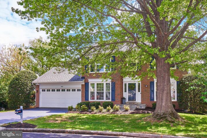 Property Photo:  1303 Garrison Court NE  VA 20176 