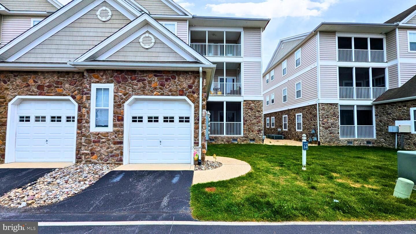 Property Photo: 4401D Summer Brook Way 4401D DE 19963
