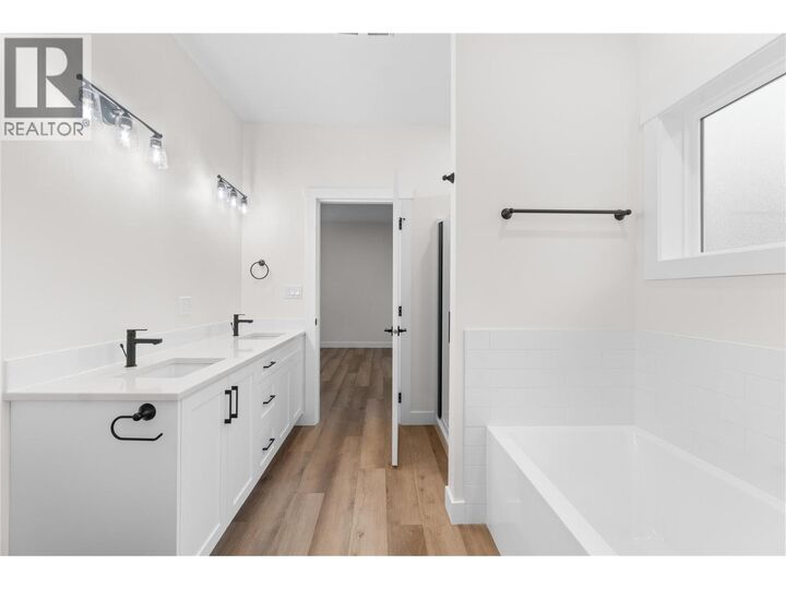 Property Photo: 231 20 Street Northeast 10 BC V1E 2Z7