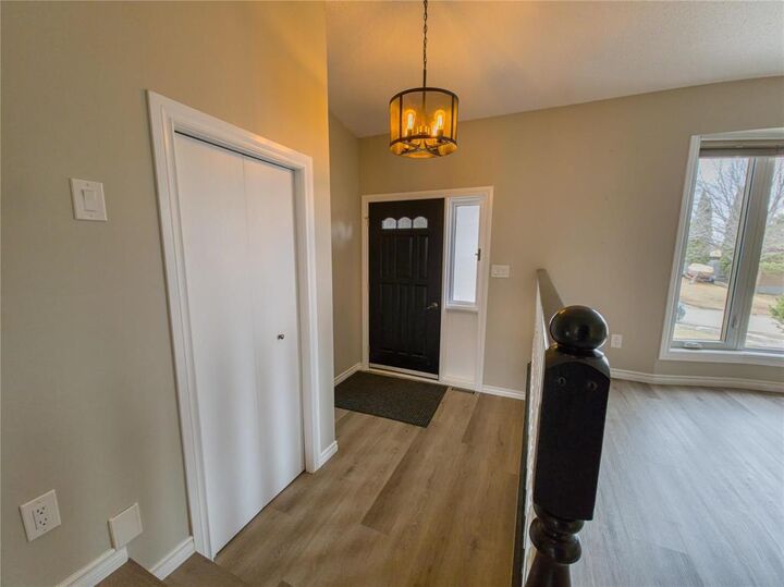 Property Photo:  105 Lynx Crescent  MB R7B 3R4 