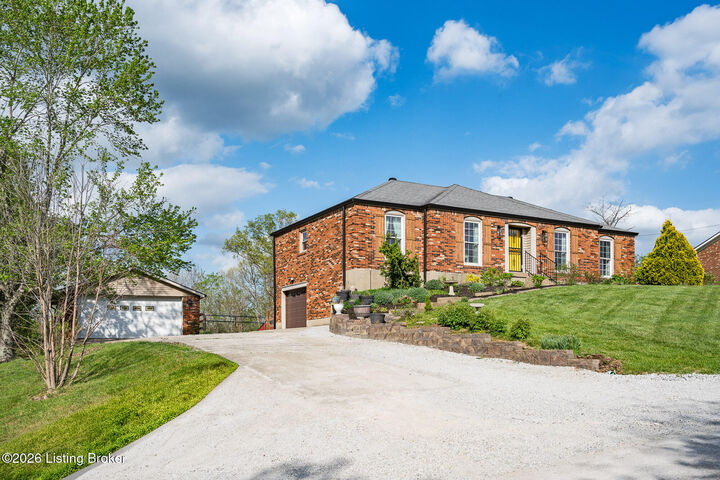 Property Photo:  304 Carriageway Rd  KY 40071 