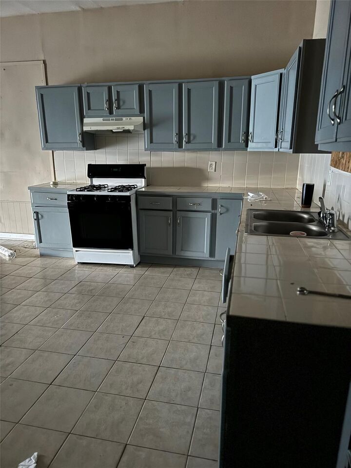 Property Photo: 4013 King Street TX 77026