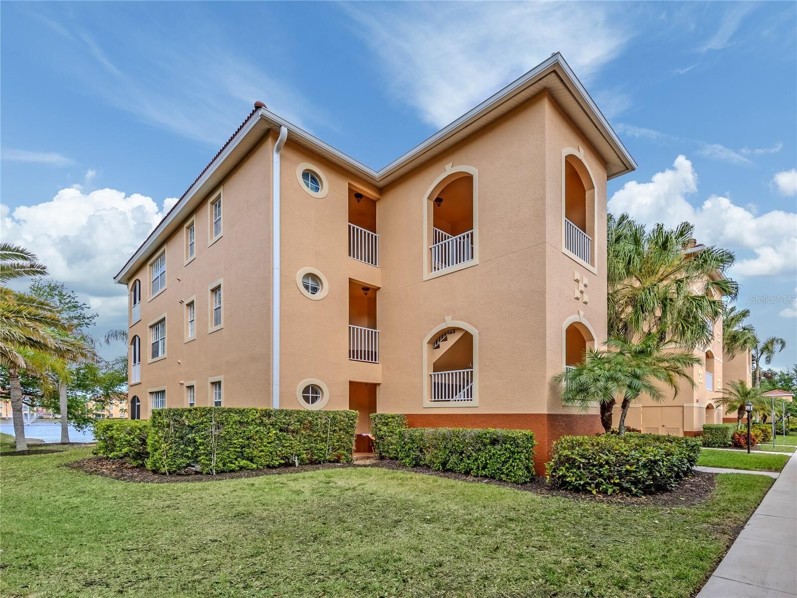 Property Photo: 121 N Auburn Road 11 FL 34292