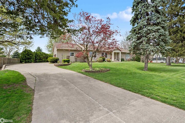 Property Photo:  2937 Cliff Road  IA 52601 