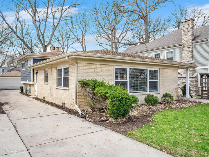 Property Photo:  822 N Waiola Avenue  IL 60526 