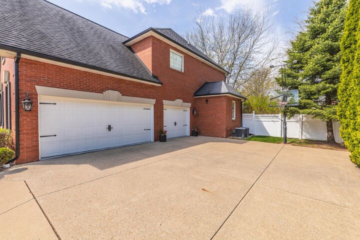 Property Photo:  33 Derby Way  IL 61704 