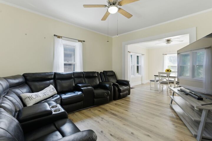Property Photo:  