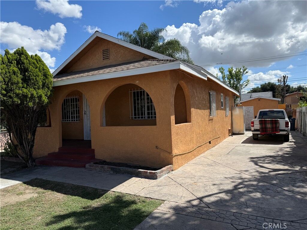 Property Photo:  6624 Miramonte  CA 90001 