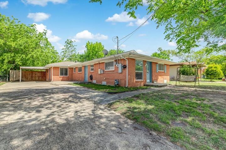 Property Photo: 713 Bailey Street TX 76205