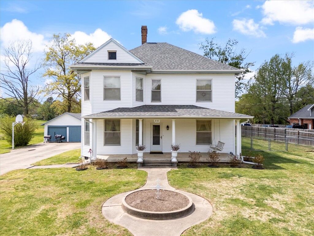 Property Photo:  830 S Washington Street  AR 72761 