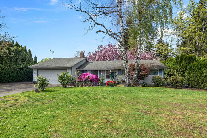 Property Photo:  230 SW 8th Avenue  OR 97013 