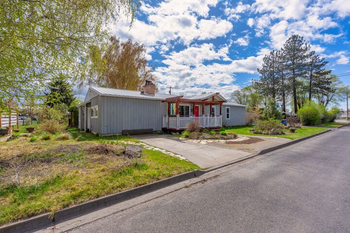 Property Photo:  1410 SW Juniper Avenue  OR 97756 