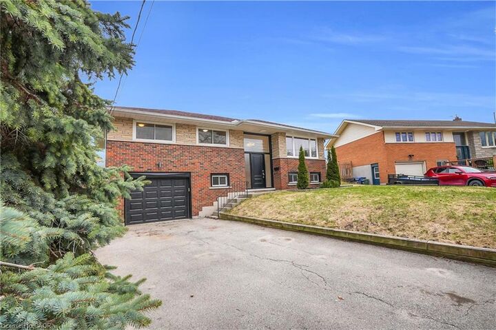 Property Photo:  37 Nicklin Crescent  ON N1H 5E8 