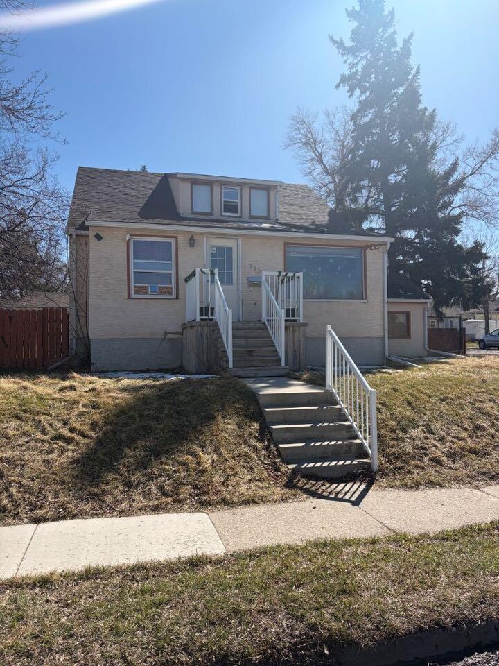 Property Photo: 712 9 Avenue S AB T1J 1T5