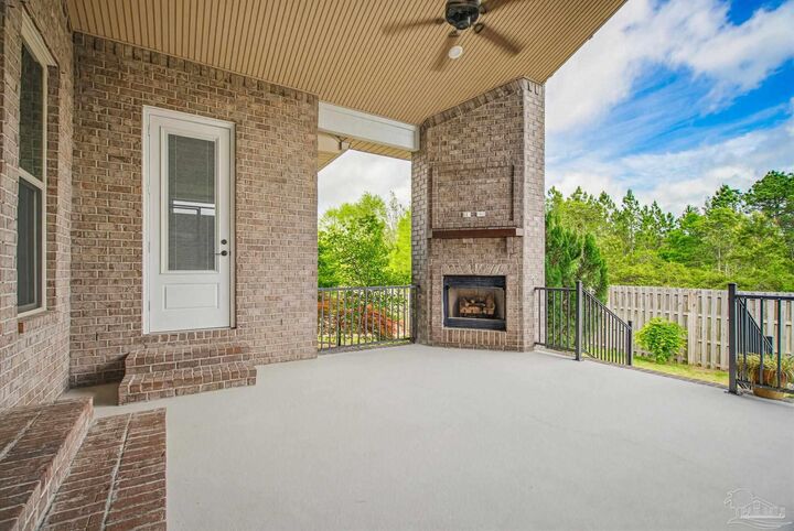 Property Photo: 5871 Huntington Creek Blvd FL 32526