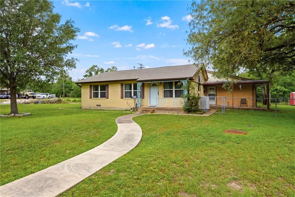 Property Photo: 806 Mary Lake Drive TX 77802