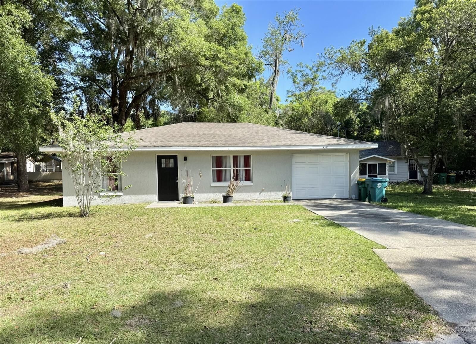 Property Photo:  719 E Georgia Avenue  FL 32724 