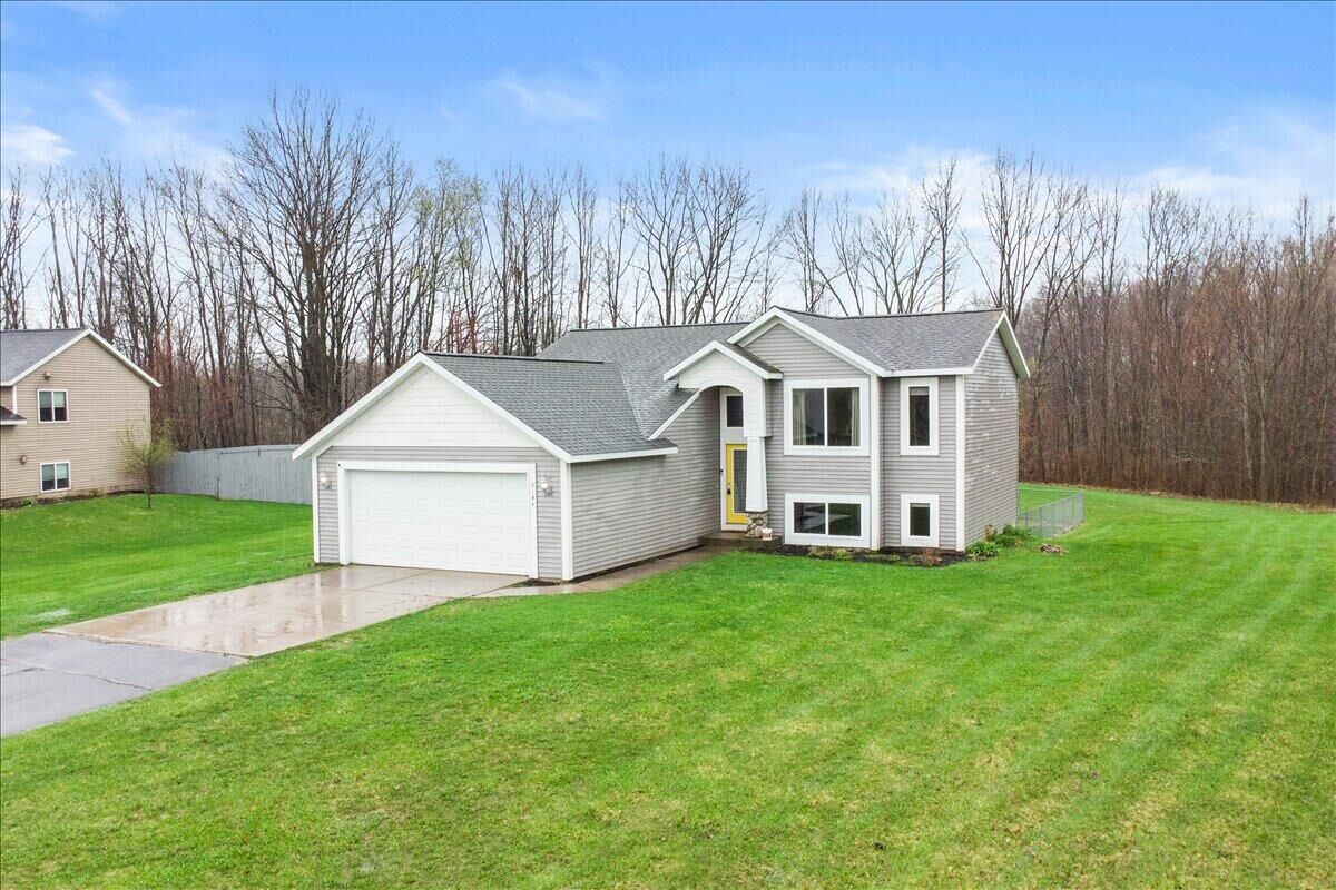 Property Photo:  2194 Winston View Drive NE  MI 49319 