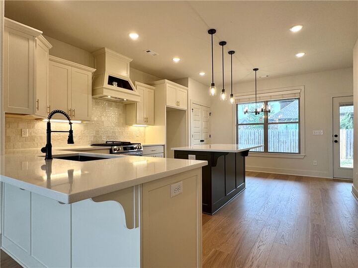 Property Photo:  3102 SW Rosemont Avenue  AR 72713 