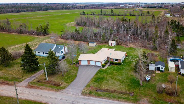 Property Photo:  4 Cudmore Lane  PE C1E 2P8 