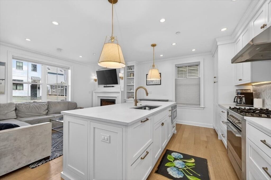 Property Photo:  521 East 8th 1  MA 02127 