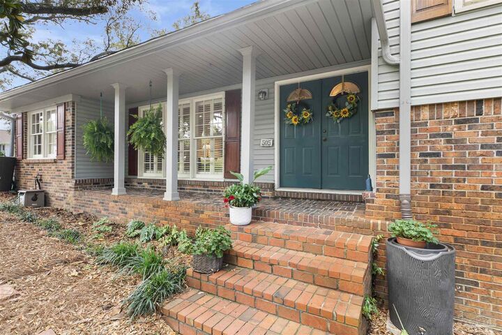 Property Photo:  505 Bear Dr  FL 32561 