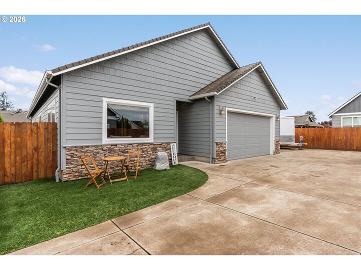 Property Photo:  852 T St  OR 97477 