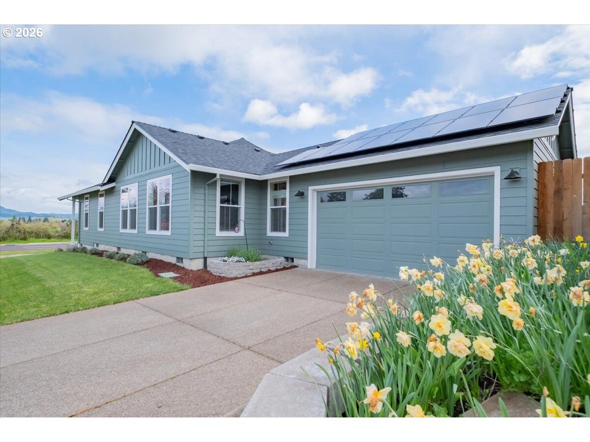 Property Photo: 5166 SW Kara Ave OR 97333