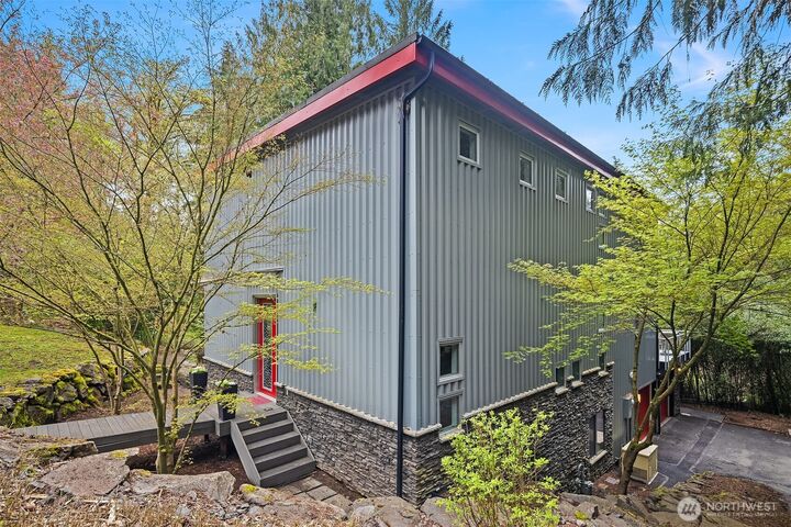 Property Photo:  1534  Hillside Drive SE  WA 98027 