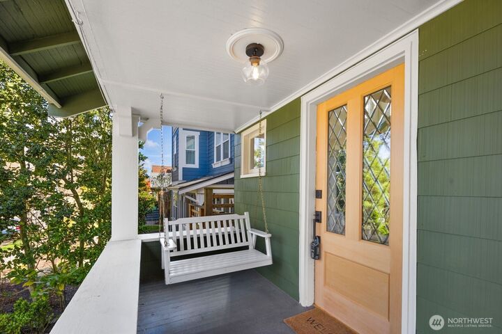 Property Photo:  2556  10th Avenue W  WA 98119 