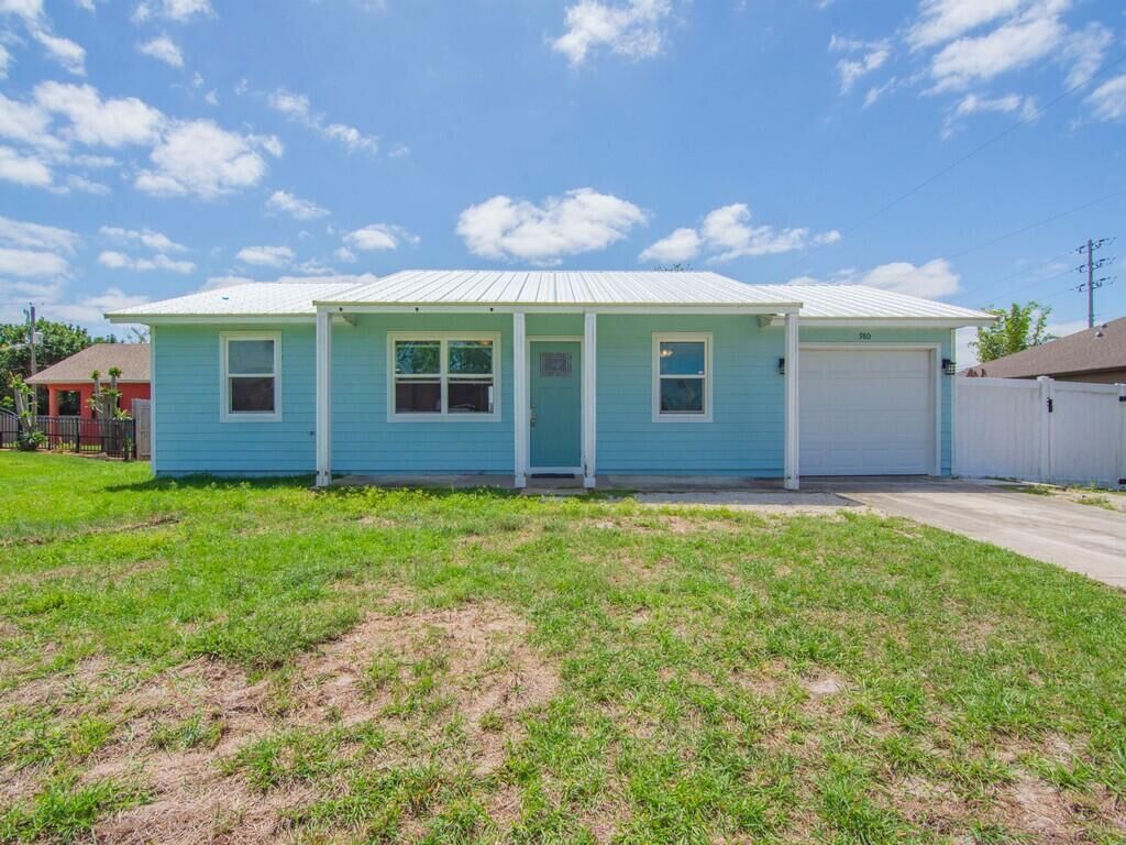 Property Photo:  980 SW Connecticut Terrace  FL 34953 