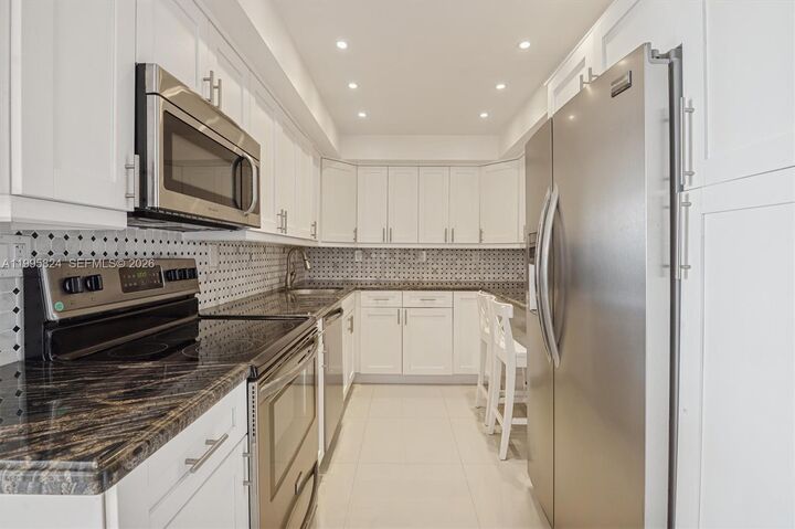 Property Photo:  20225 NE 34th Ct 2411  FL 33180 