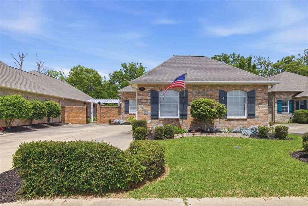 Property Photo:  204 Pecanwood Drive  LA 70605 