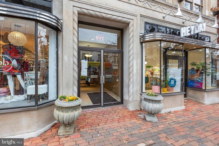 Property Photo:  815 King Street 5A  VA 22314 