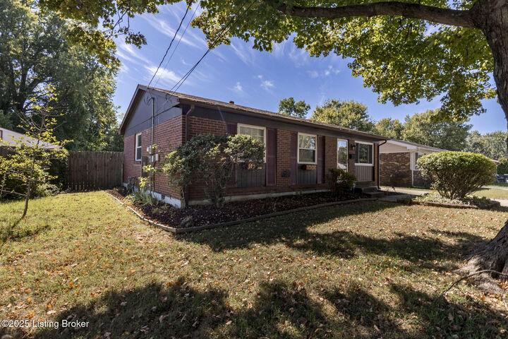 Property Photo: 8016 Edsel Ln KY 40291