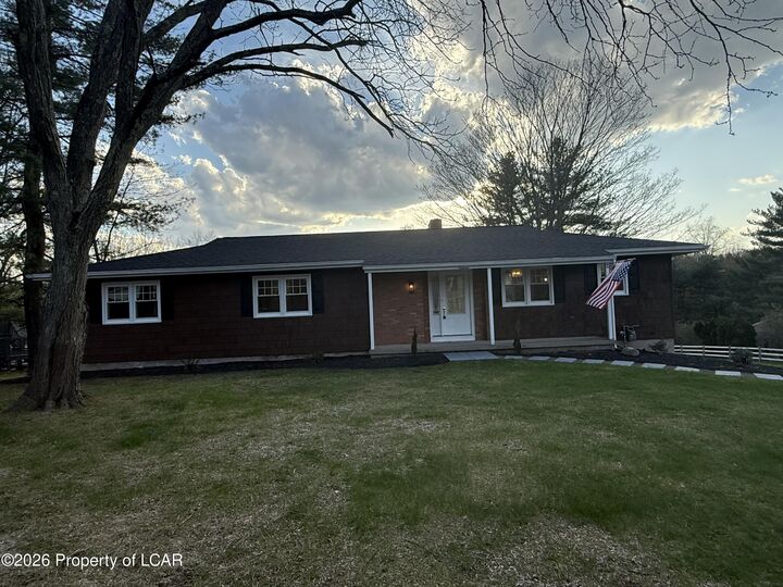 Property Photo:  16 Sidehill Trail  PA 18249 