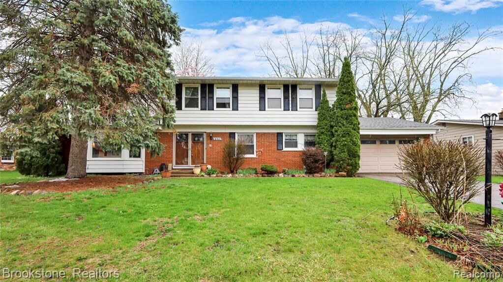 Property Photo: 36762 Harwick Court MI 48035 1143